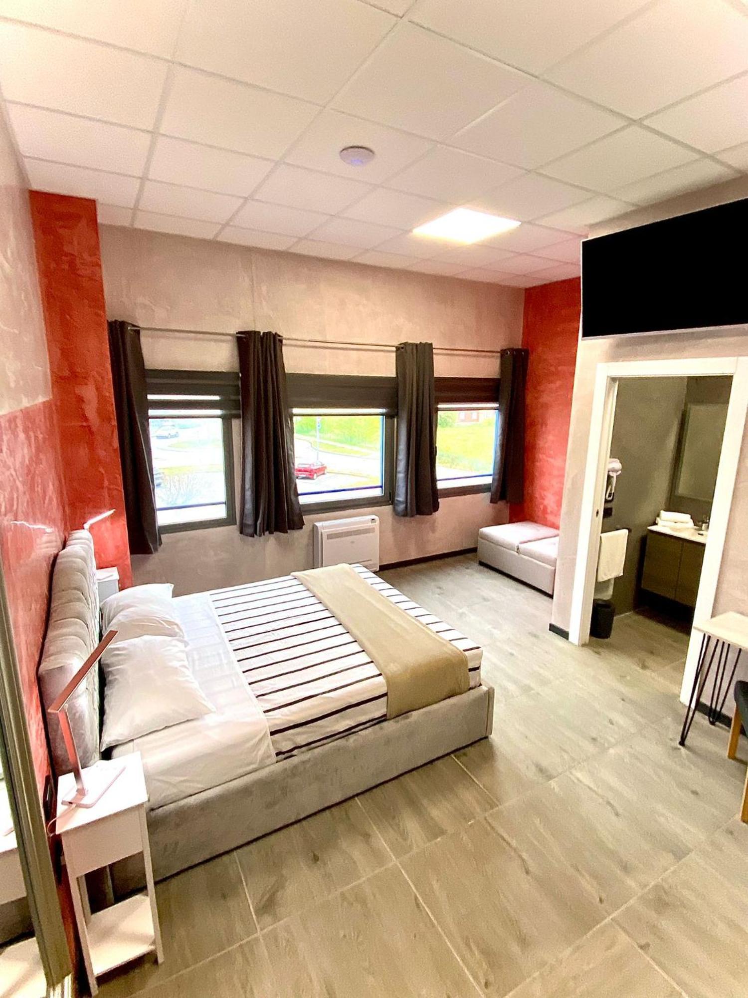 Hotel Tech Брембате Екстер'єр фото